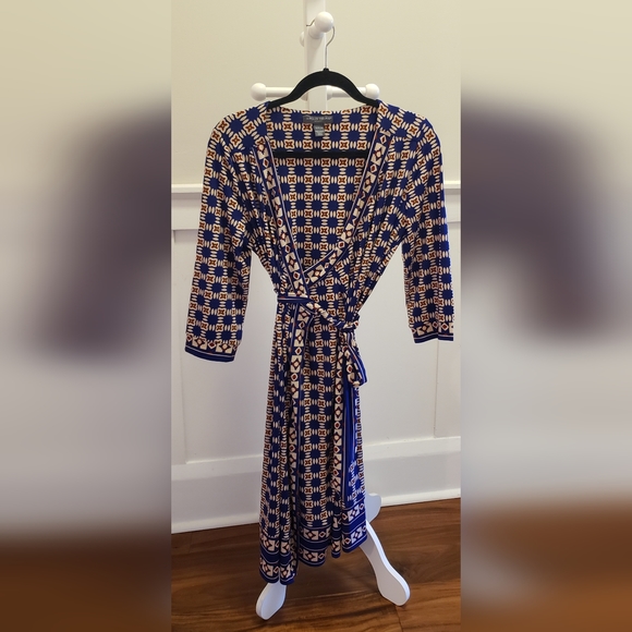 Geometric maternity wrap dress | A Pea in the Pod | S - Picture 6 of 7